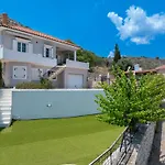 Stunning Views Vila *